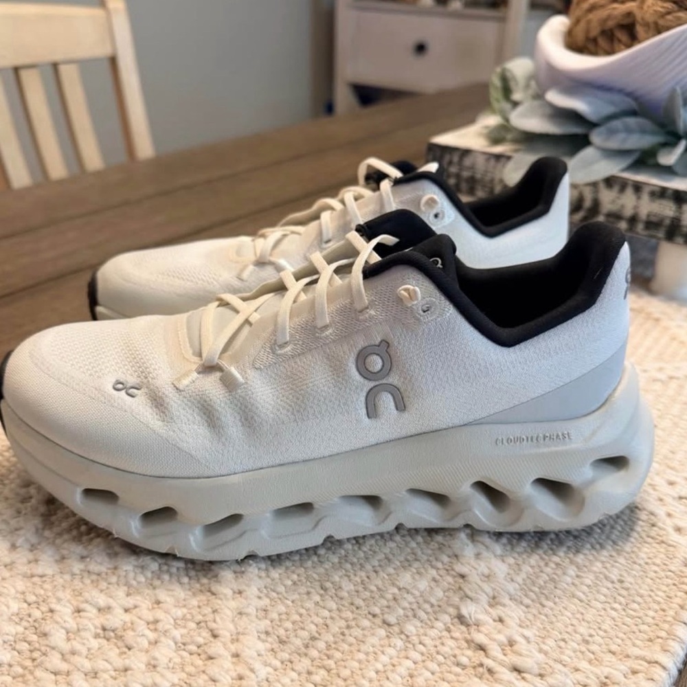 Women’s on cloudtilt sneakersEUC, worn less than 5 times. Color is pearl/ice